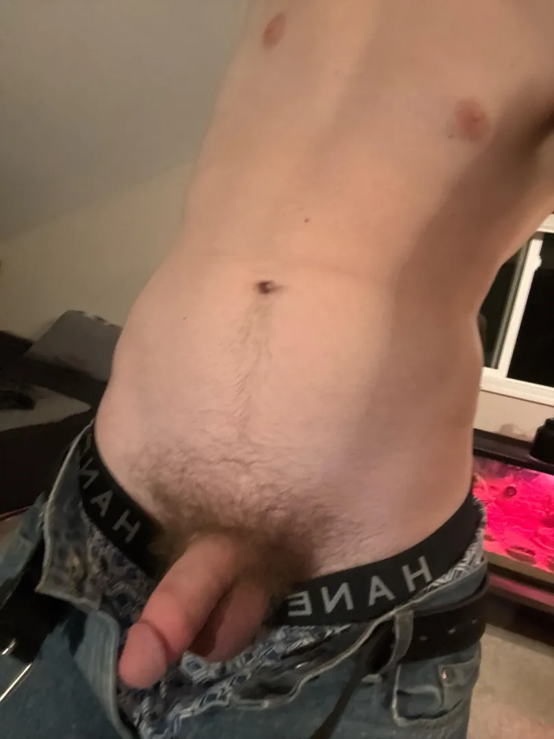 (19M) Just got off work, tired asf. I could use dad’s nice warm chest and big hairy arms to hold me. posted by sum-buddy2026