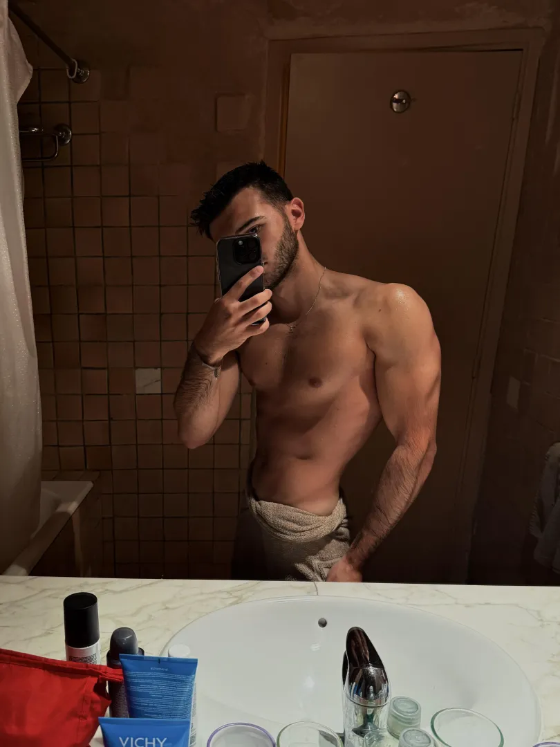 (20) Any other muscular dudes like to compare / rate ? I need a masc big bro ! posted by olaosm23