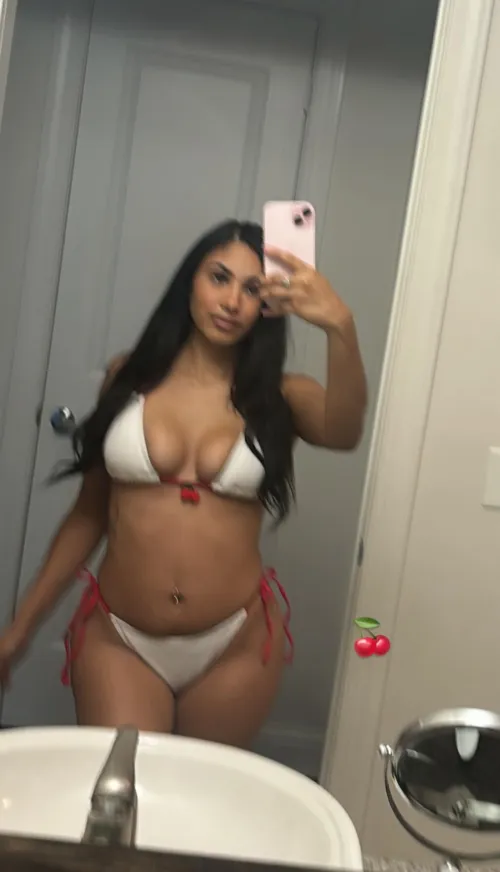 20 F4M - i’m latina and need my genes to be replaced with something better  by CarlaM224