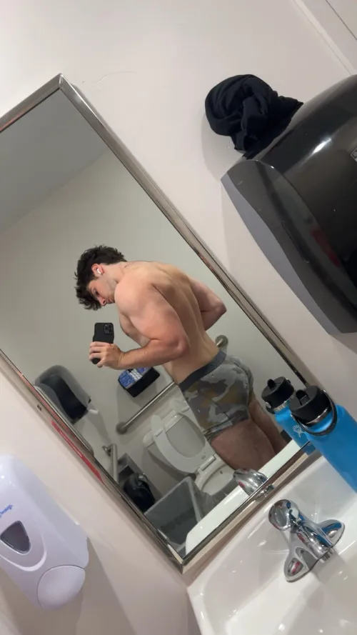 20 straight frat bro. Who’s paying for my drinks? DMs “hey sir” boys! by Unhappy-Egg9809