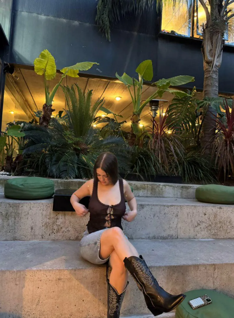 20F, feeling bold tonight, wondering if there’s a guy nearby who wants to meet posted by Fawnleavez