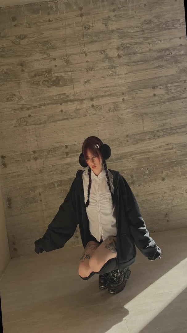 20F In a mood and can’t host, any locals? dm on lntsag: .lunabowtie'. posted by dominicandub