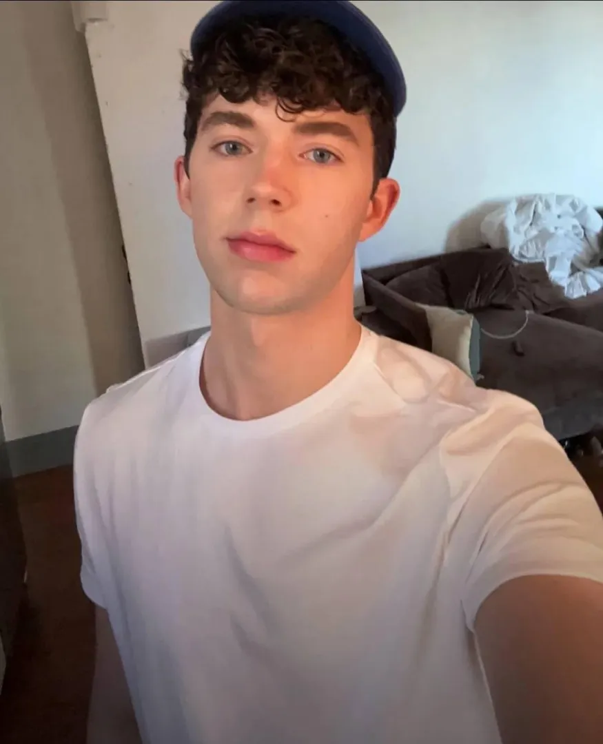 20M , straight, Dubai but born in Ireland...Sooo bored, pls feel free to dm posted by Electrical-Olive-982