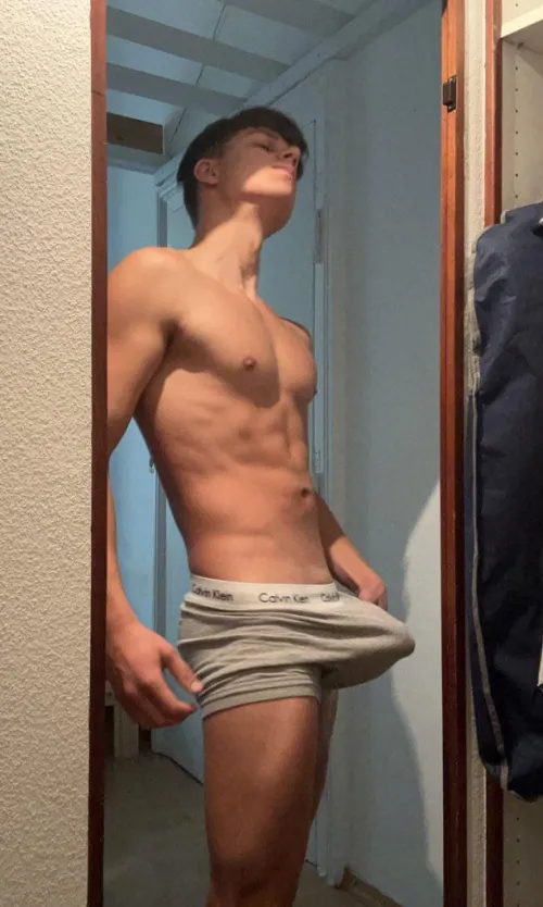 (20)Would you suck on gym bros bulge? by Select_Equipment4297
