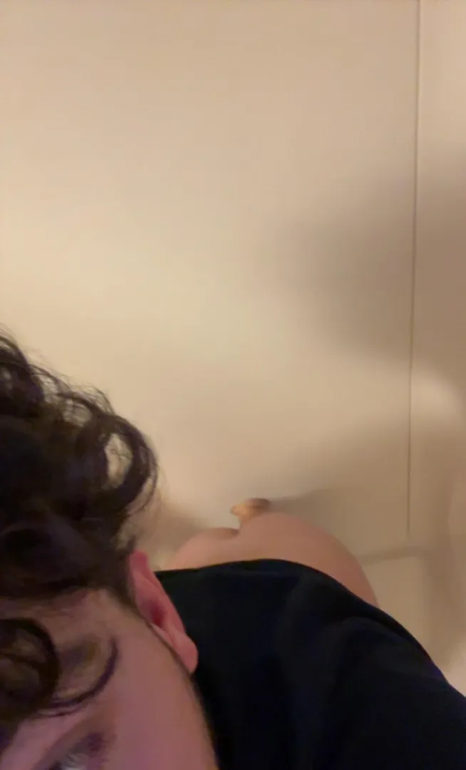 (21) Im in downtown Chicago right now hit me up if you want my ass, need dick badly posted by Spare-Choice-6643