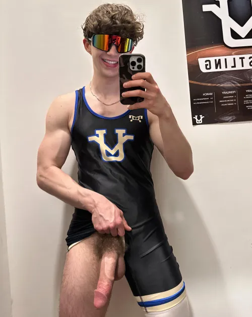 [21] wreslter. This thing barely fits in my singlet lmao by College_Wrestler_