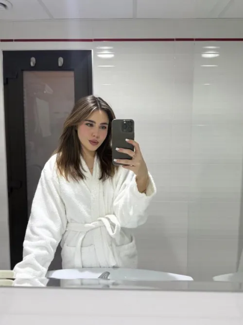 21F European girl, pacing like trouble is about to happen… maybe someone nearby will fix it ;) by MangaLogicZ