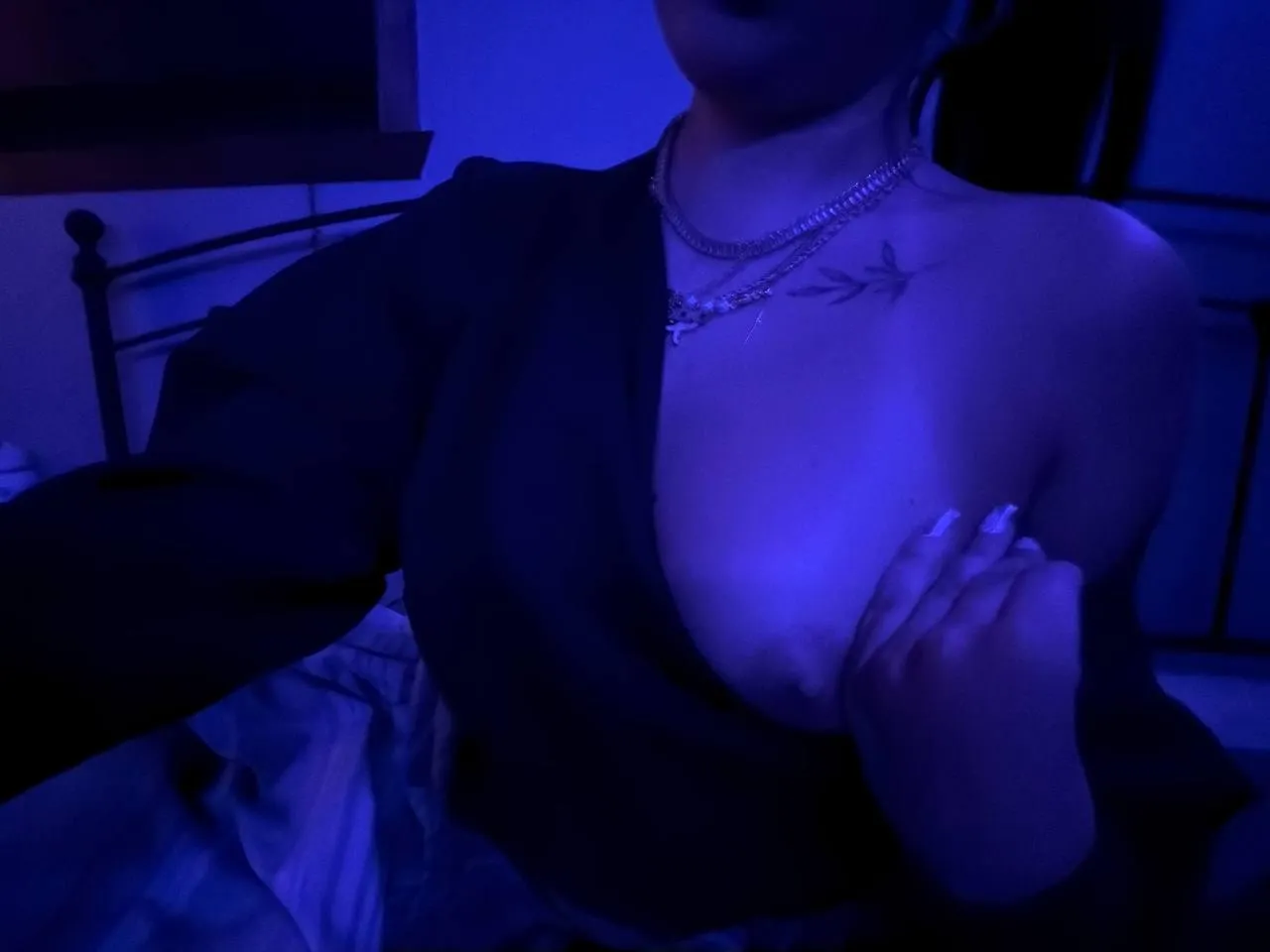 21f needs more hands posted by purelysinfulxo