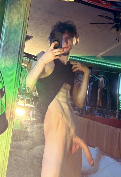 21yr old hung college athlete‍♂️ Hard to resist my BWC isn’t it? I’ve got time tonightI’ll help bring your fantasies and kinks to life while you pay down my student loansDm open by _CollegeGuy_