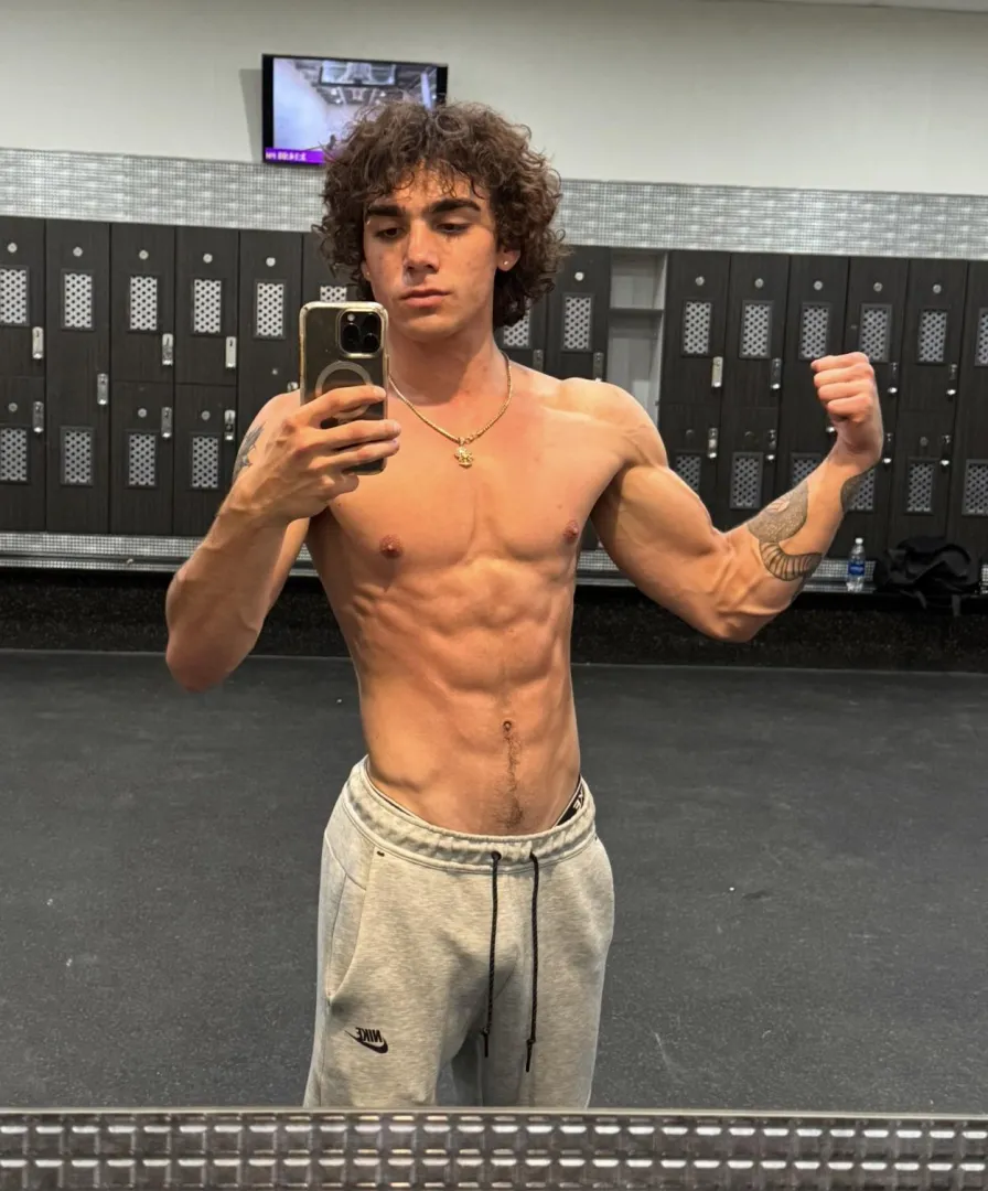 [22] 5’11 170LB posted by KadeNior