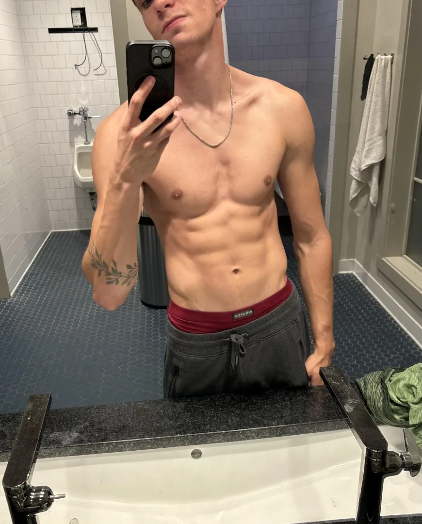 22 fit outdoorsy college bro for similar to hang out with, hit the gym, and just chill posted by ActivePlatform7768