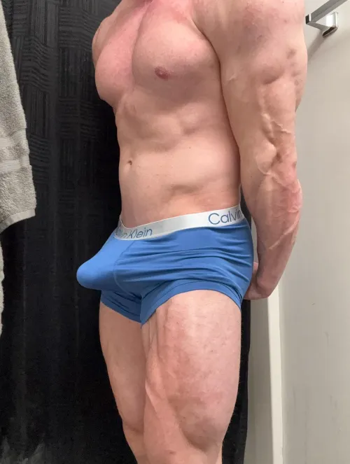 (22) Happy Thursday! Hitting back/bis tonight, what’s your favorite muscle on me by brutalbrawn1
