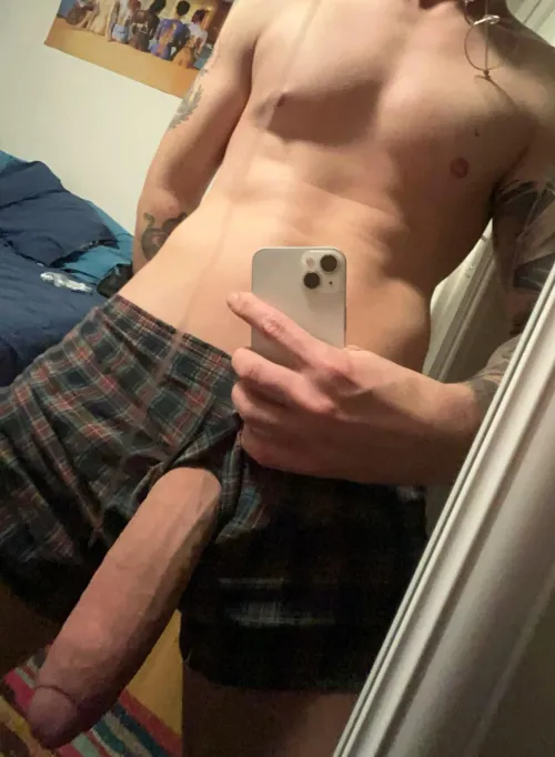 (22) I hooked up with this girl I met at the gym and she told all my friends how “giant” my dick was, now they won’t stop bringing it up by Nervous-Departure-34