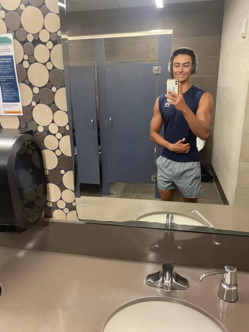 22 [M4F] Being snowed in is making me horny af. Looking for tonight or this week in Fort Worth by Lanky-Reward816