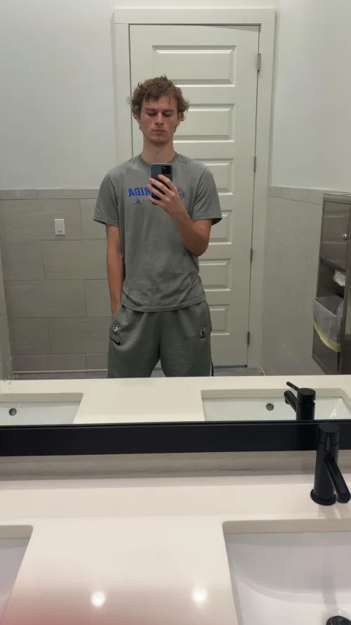 22 [M4F] #Orlando Looking for a girl to come over right now and have some fun. I’m 6-2 and over 7 inches. Girls only. by Csmayb3