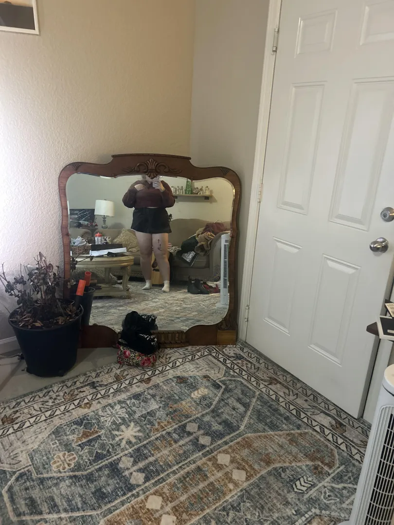 22f someone take me on a date pleeeease (near my age pls) posted by annad0501