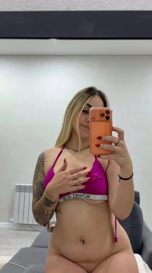 22f4m anybody want for a spontaneous meet up tonight? by valerietipx