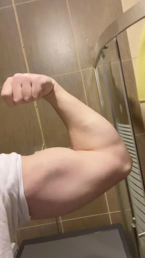 22yo 6’1 posted by KaRoOoM