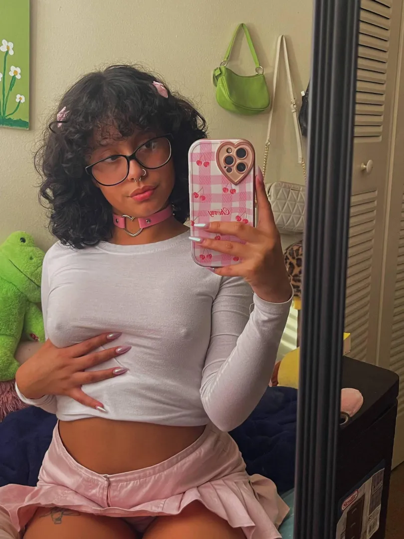 23 [F]4[M] Smash or Pass? posted by Holiday-Section8709