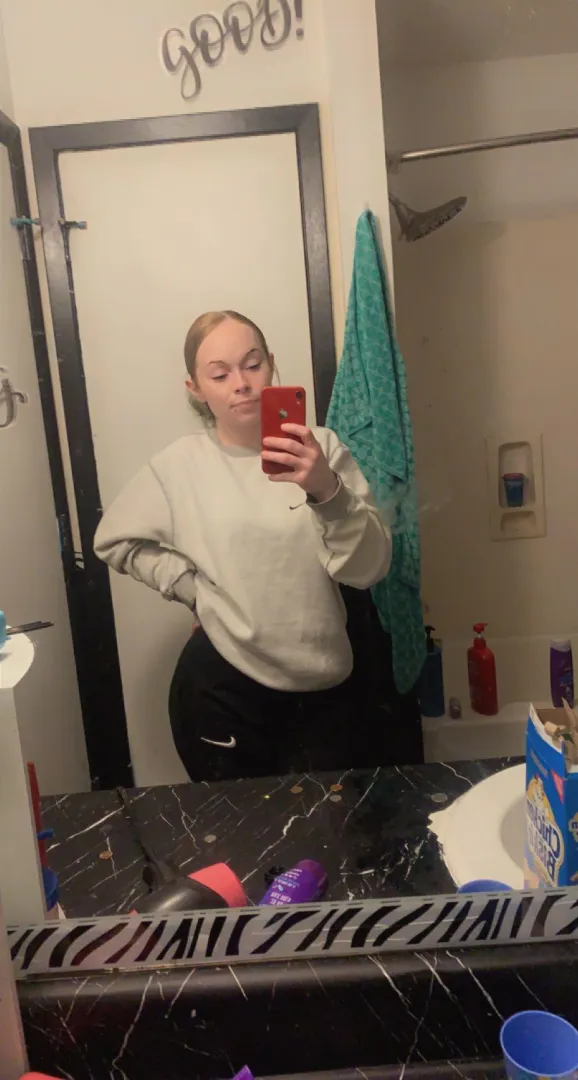 23F Every react get some nudes in DMS✨ posted by Meetup_Emma