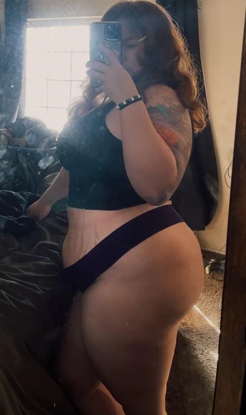 23F whos looking to meetup now or later? i can host and ii'm mobile hit me up. by BarnacleLegal285