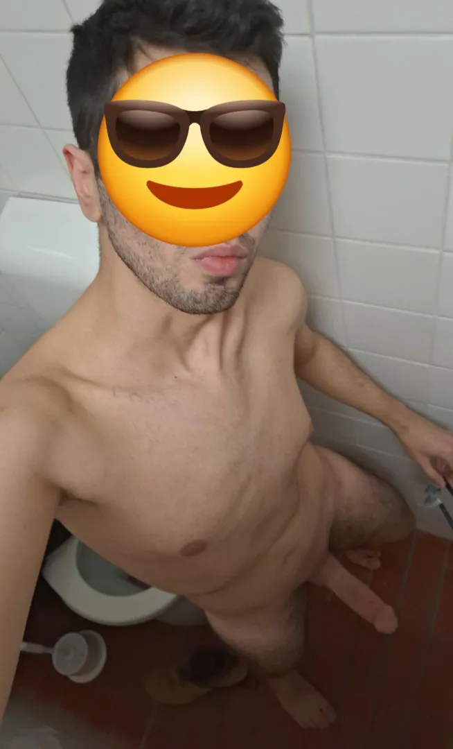 [24] ein nackter schwuler Türke in der Uni toillette posted by Adnan_Keskin