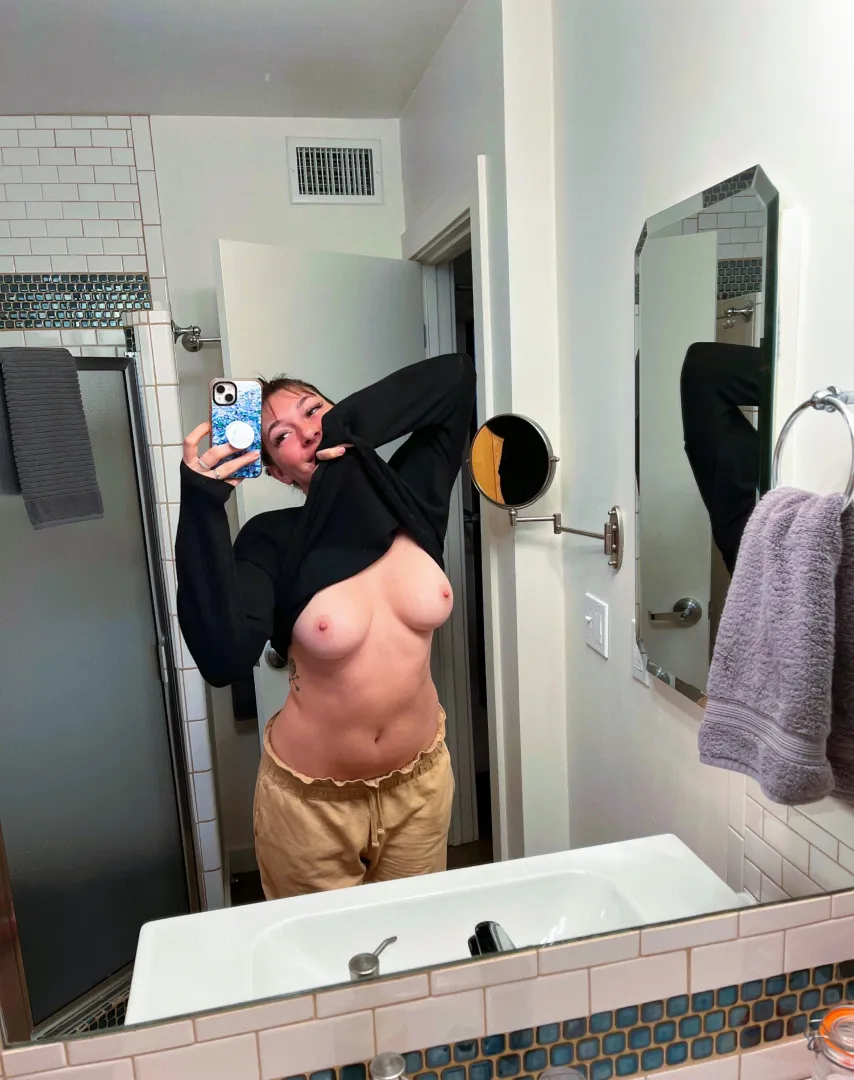 24 [F4M] #Orlando - Bathroom mirror were made for this , Right ? posted by Ant-egg55