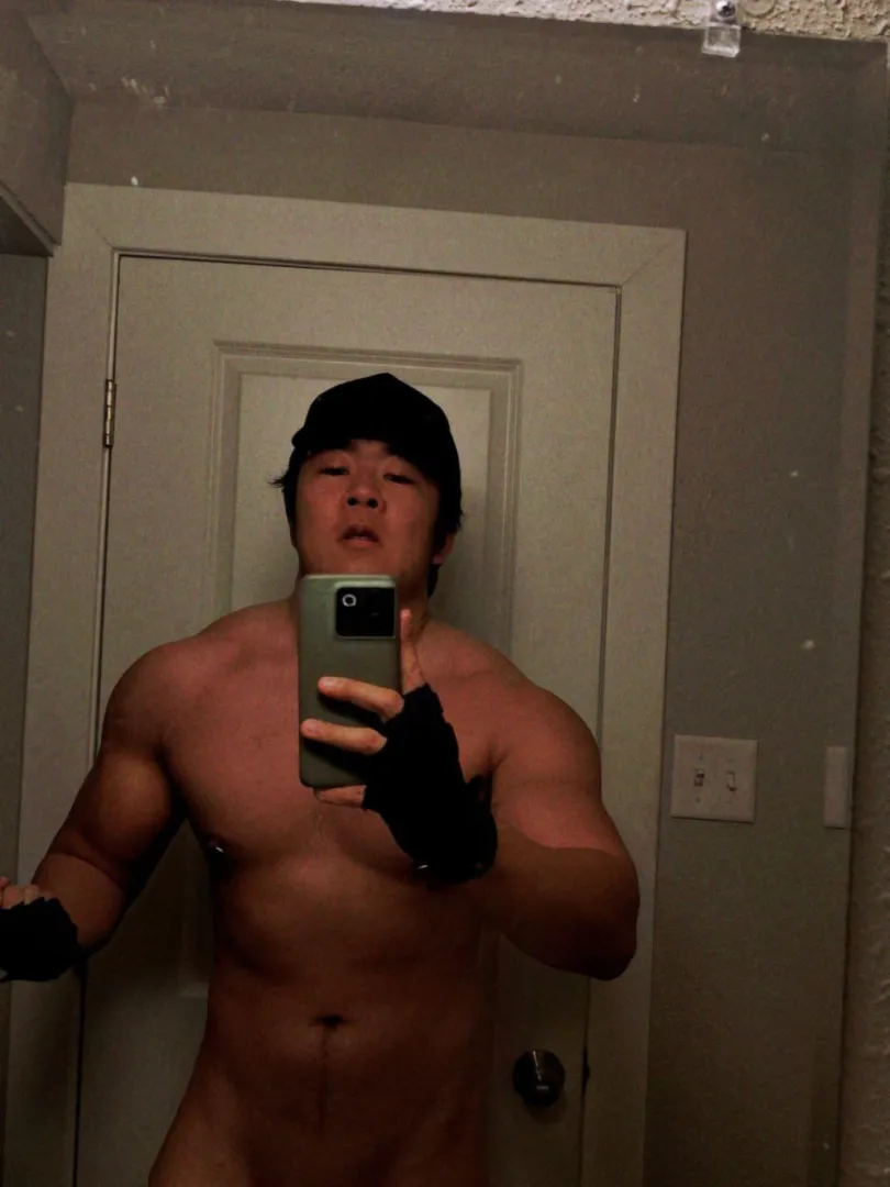 24 huge Asian powerlifter bottom. BBC BWC muscle at the front. Snap: dl98dl98 posted by MediaLoose9216