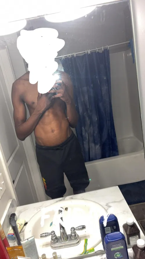 24 m4f #Eastpoint new here, has bull experience, athletic tall build. Hung. DMs open by OldExperience1566