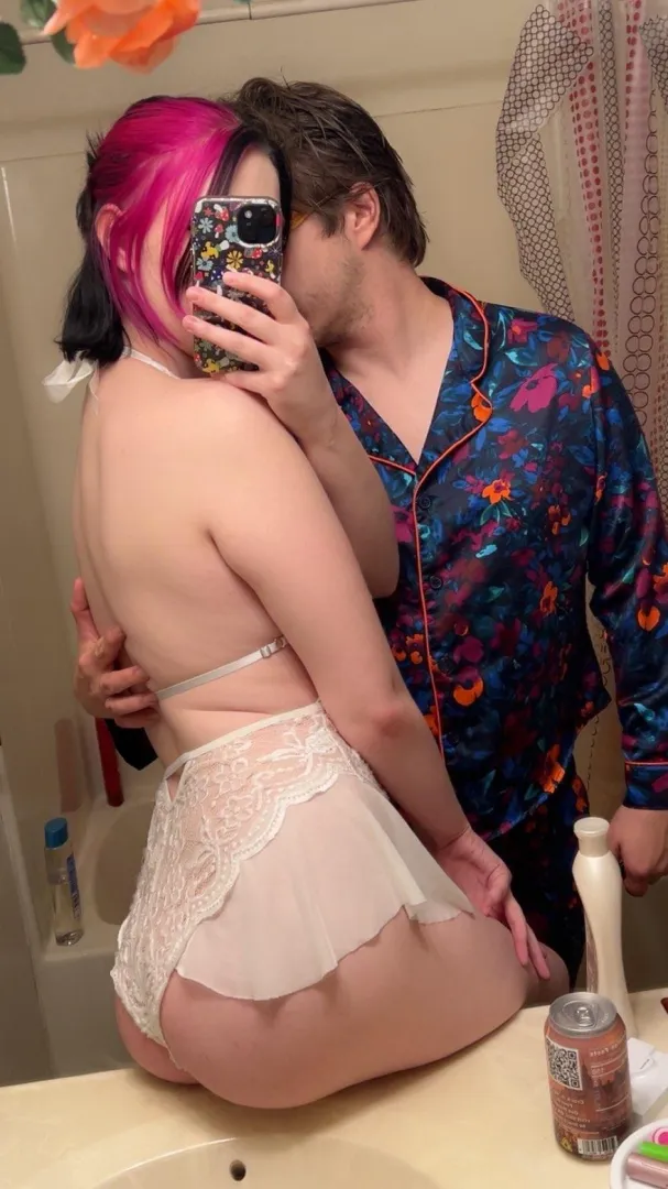 24F27M Looking for tonight  posted by sniffinholes