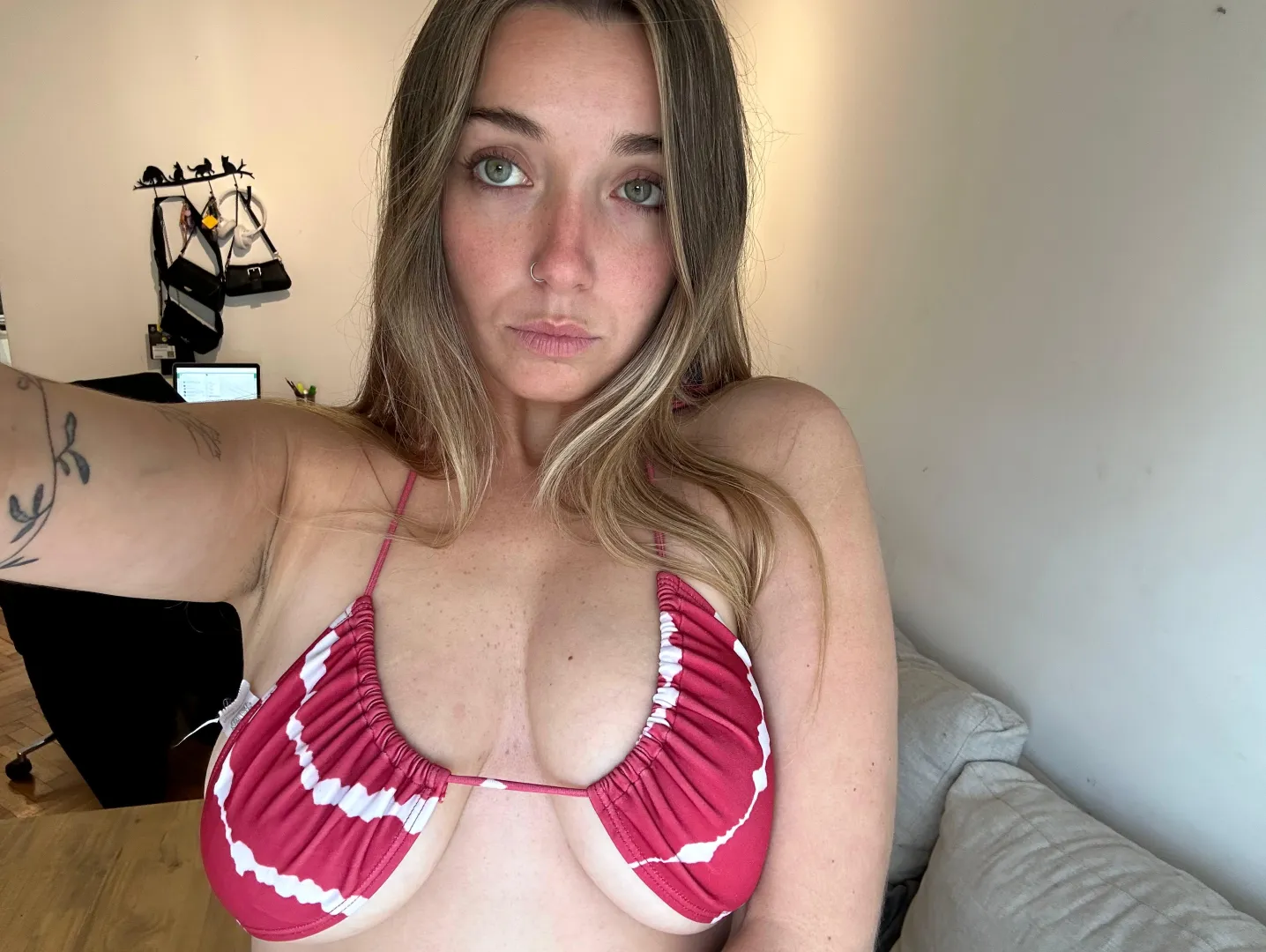 25F Just exactly how you like it babe posted by sparklypetuniasy