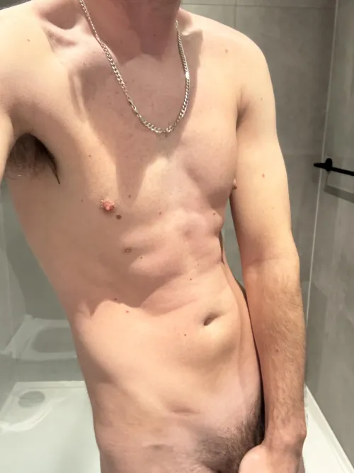 27 m, any hot young guys looking to be sucked tonight I can accom at my hotel ? by lrh-93