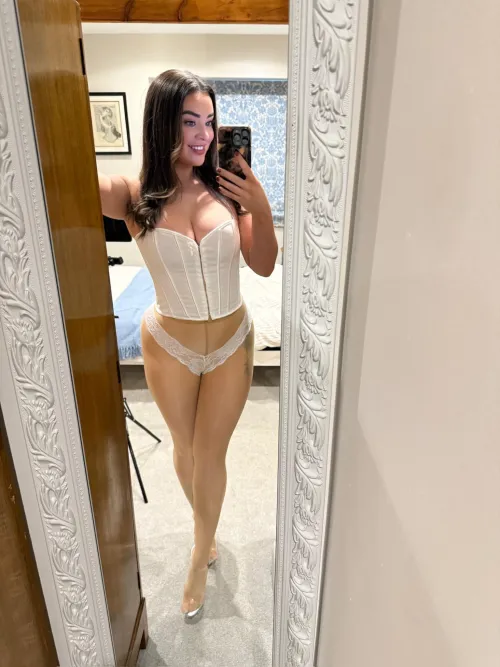 27F from Yorkshire. Would you kiss me ? by NylonSasha