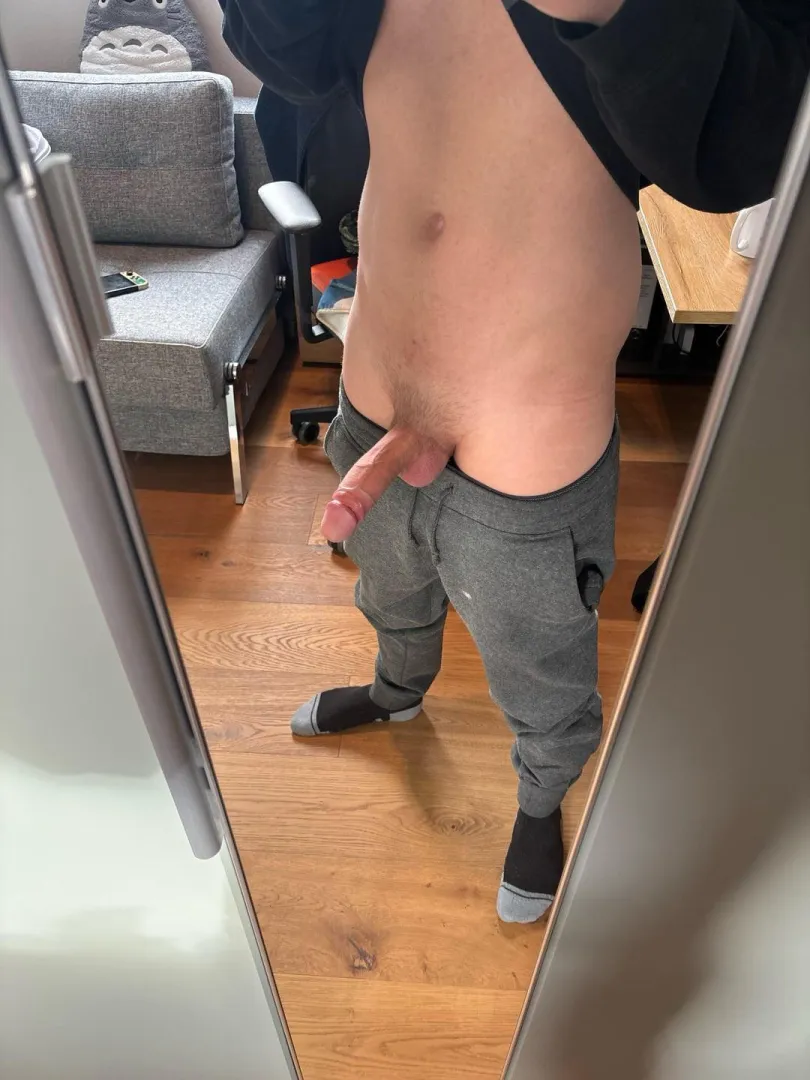 28 Horny im Homeoffice posted by [deleted]