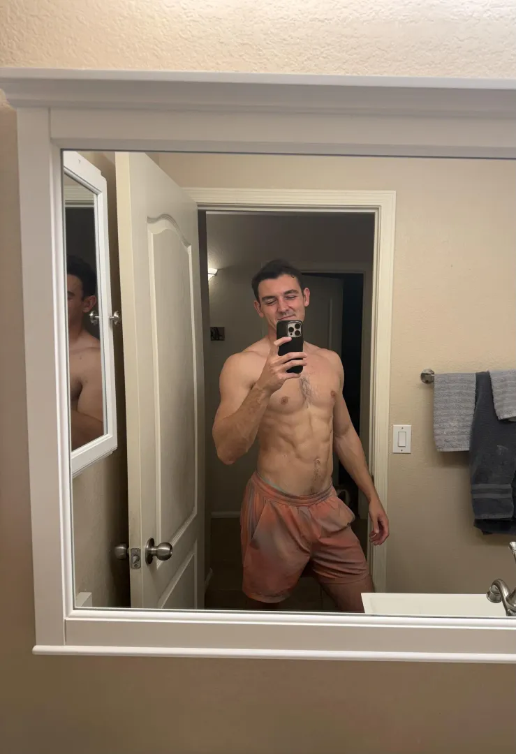 [28] what do you think of my abs? posted by skyguyy22