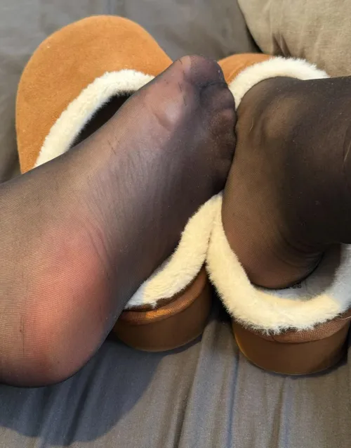 30 M4A (non convincing CD). Staying in a hotel in Newbury Park on 23rd March if anyone wants to worship my feet in tights by sophiexcd