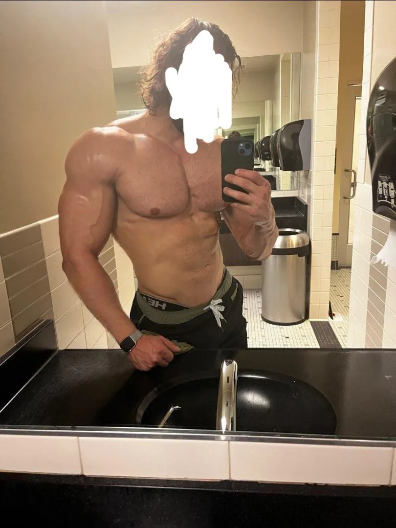 30 Shredded bros flexing? posted by Additional-Peak-4612