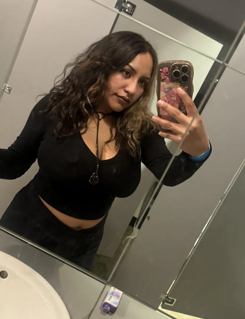 30/f. Bathroom selfie. [Return Our 3P Tools/Apps] posted by Calm-Thing2369