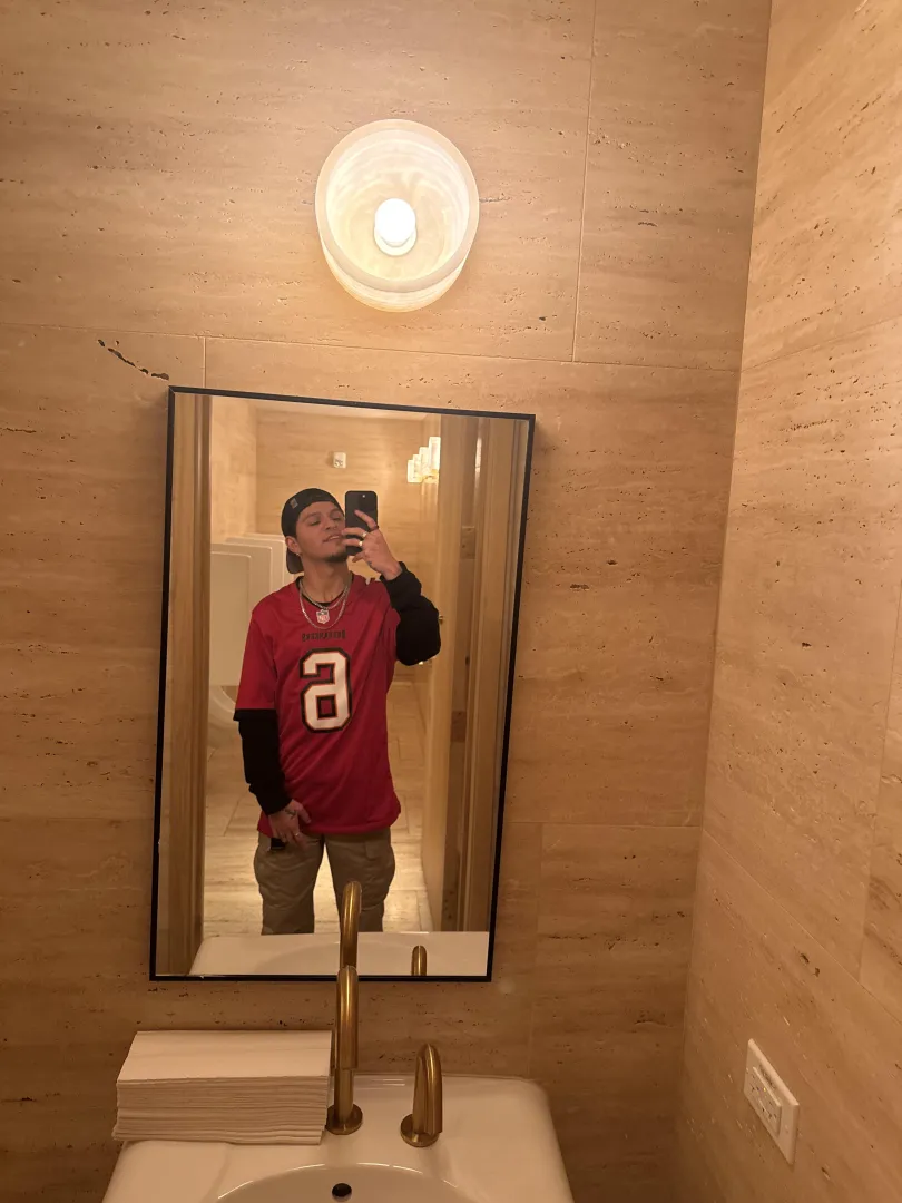 31 chill bro looking for a bro that wants to chat it up and get to know each other. Hung if that matters. posted by Low-Sir6624