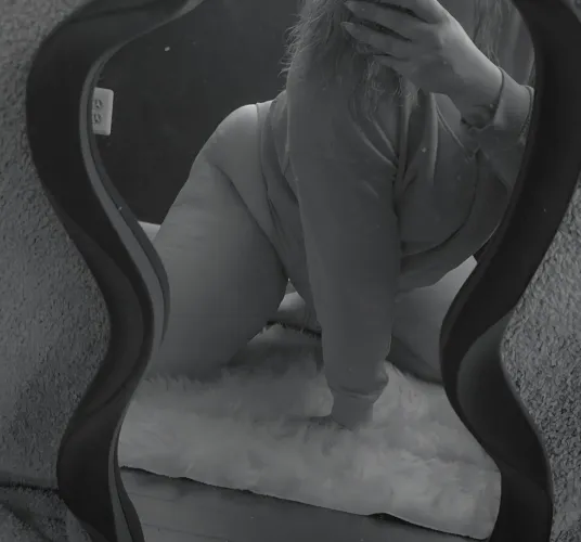 32 F curvy baddie by addiebaby101