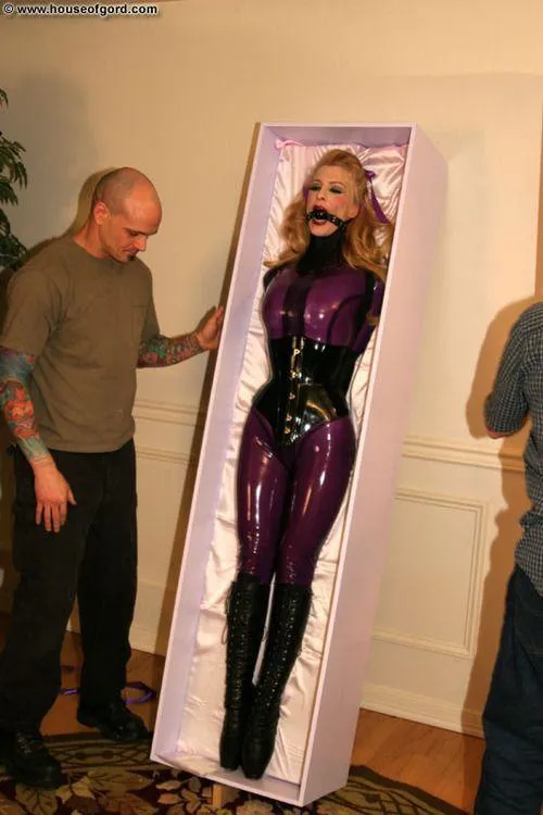 33 [M4F] #UK - Help me recreate a House of gord doll dox scene. by Appropriate_Bus3024