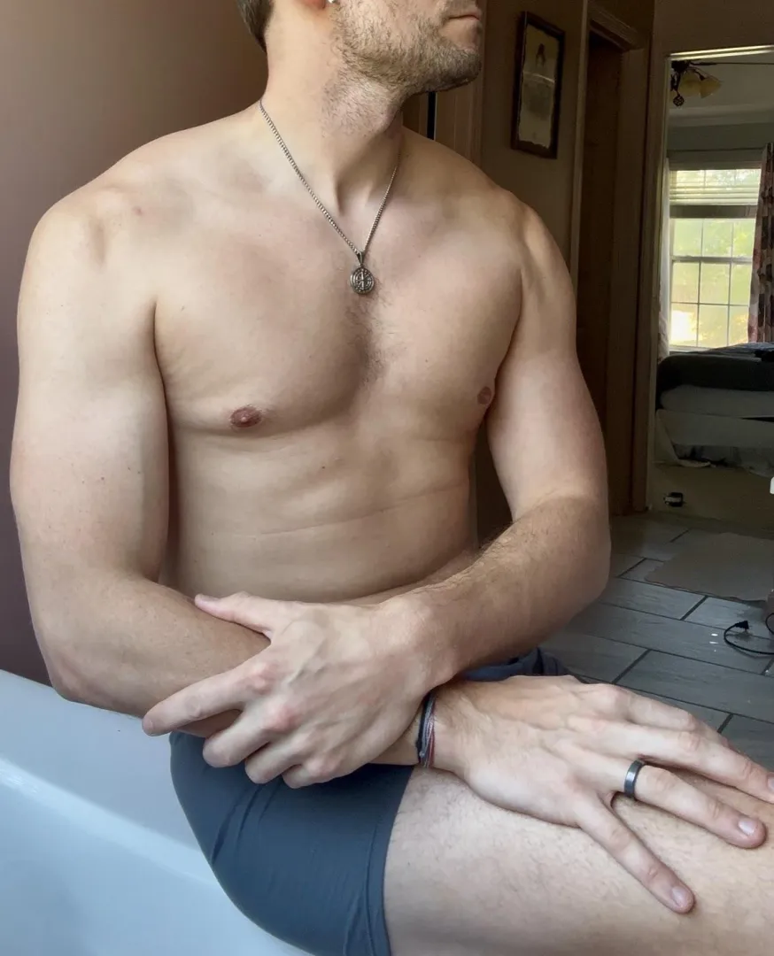 (34) Join me in the bath? posted by HedonistDILF