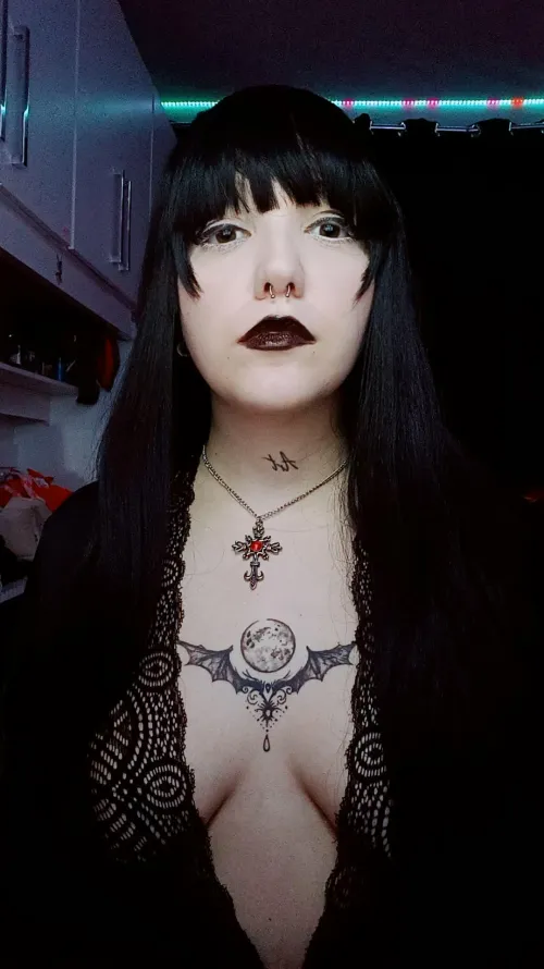 34D by DowntownSeductress