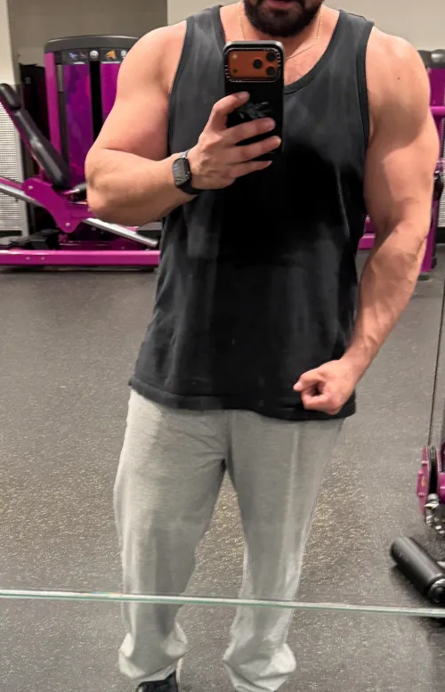 [36][M4MF/F] [Butler] looking to join a couple that’s looking for MFM or just any neglected wife or BBW (bigger the better) by italian-muscle-bull