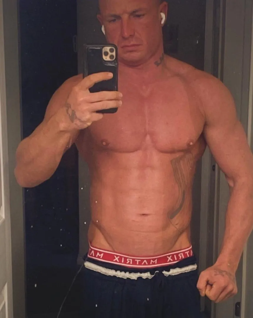 [38] fit male (M4F) (M4MF) looking for either one on one fun or looking to bull with a couple DM me for info thanks! posted by Willing_Pea5731