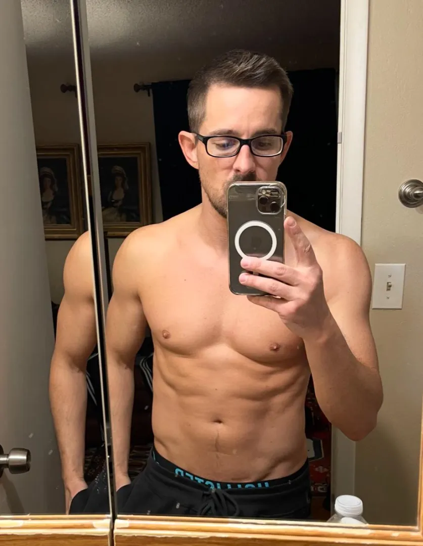 38 [M4F] fit white guy looking for slim Asian woman posted by eloquentLover