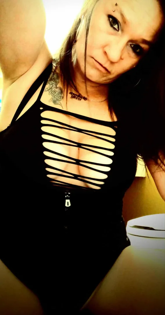 38F4M Looking for a good hook up tonight!! Can host or travel within 2hrs. Be respectful please!! posted by Traditional-Ask-9616