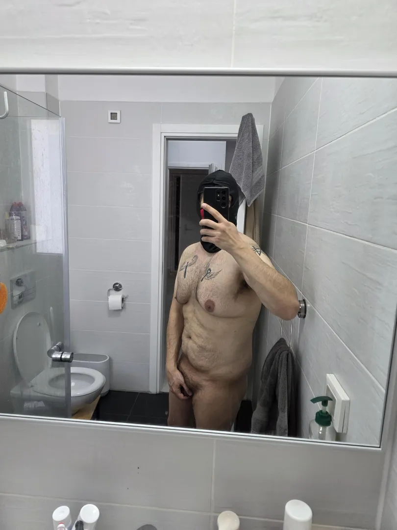 (39) post workout. Sniff? Lick? Someone posted by DarBear117