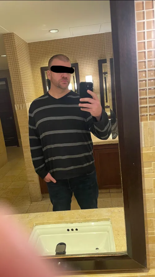 39m 4 [F/mf] staying at Harrahs 3/5-3/7 lets hit up the hotel bar at night Send me a DM. by Talon507