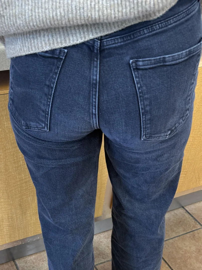 40 yr old MILF black jeans posted by Dinolives